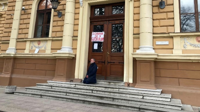 Ko je raselio učenike?